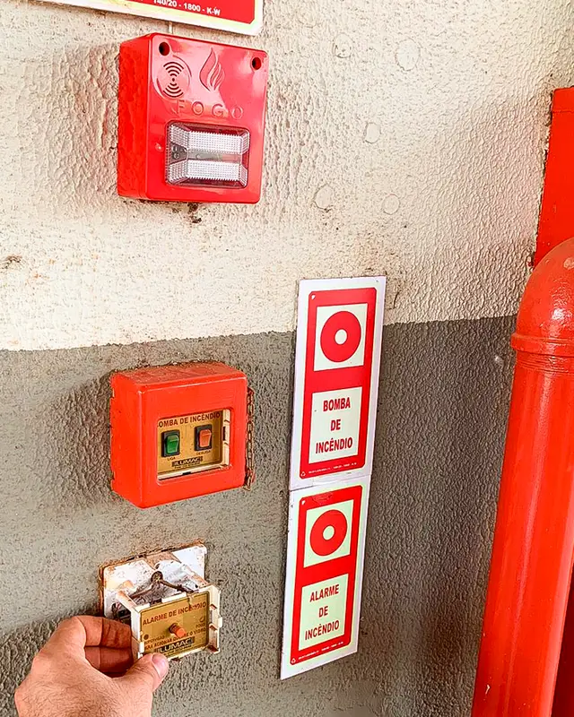 Equipamentos de alarme e detecção de incêndio instalados