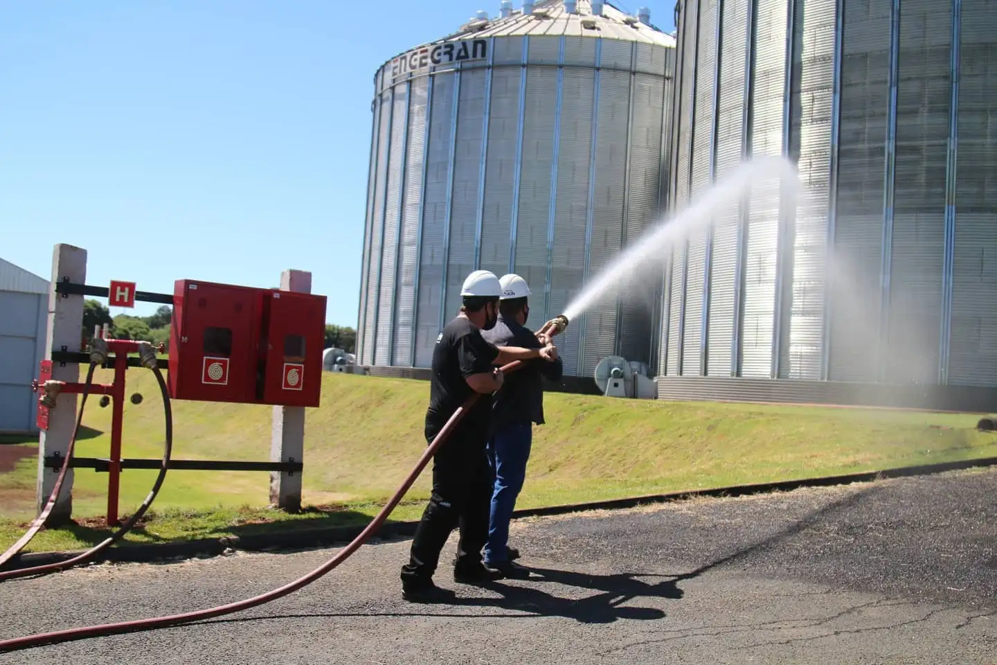 Equipe testando hidrante em unidade de silos