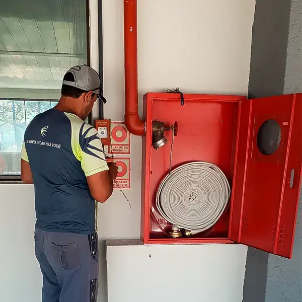 Técnico vistoriando um sistema de prevenção contra incêndio